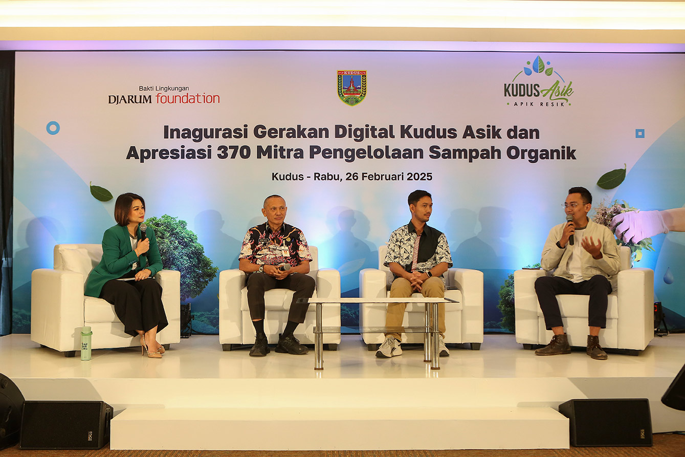 Dinas Perumahan, Kawasan Pemukiman, dan Linkungan Hidup (PKPLH) Abdul Halil, Deputy Program Manager BLDF Redi J. Prasetyo, dan Influencer Kudus ASIK Isman Ridhwansah dalam sesi diskusi terkait capaian Gerakan Digit